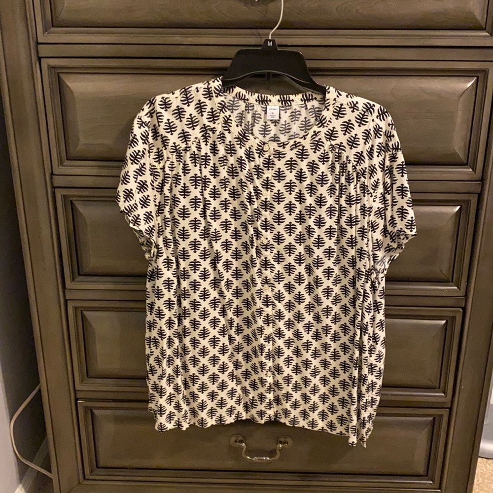 🌹 Old Navy Leaf Print Blouse